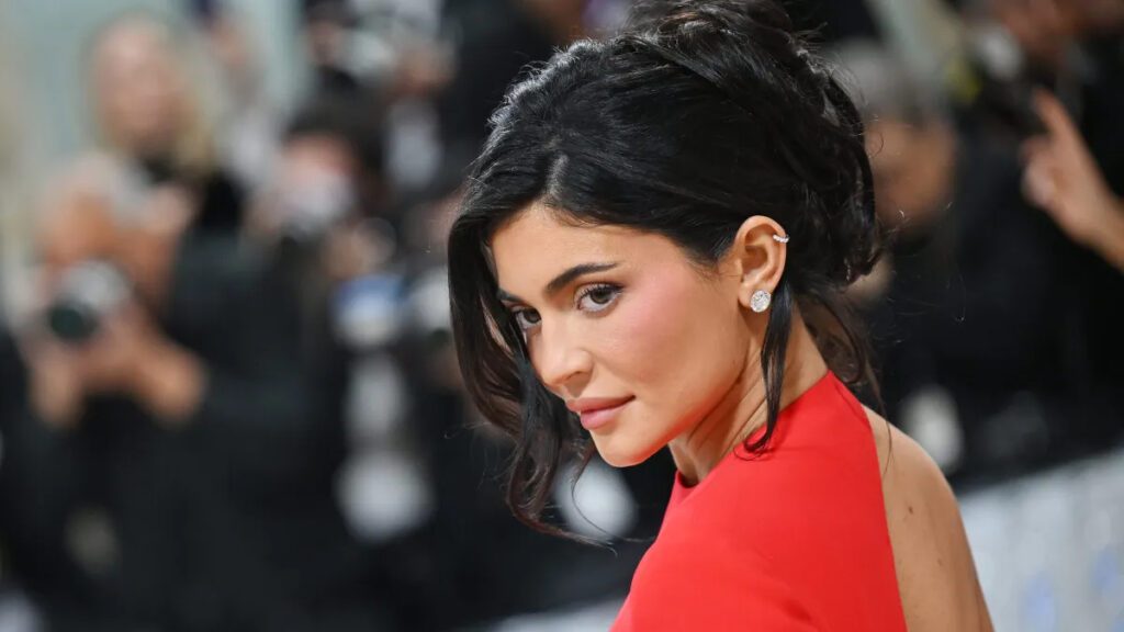 Kylie Jenner arriesga con nuevo look de la mano de la diseñadora de moda