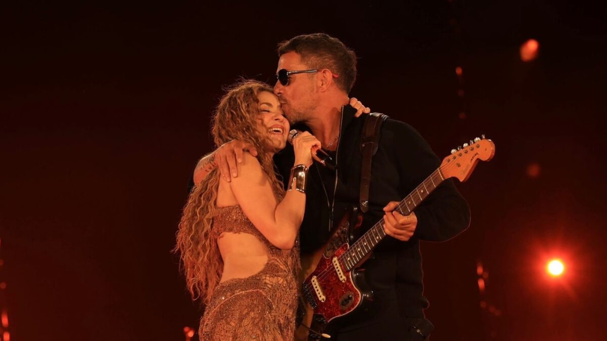 Los cantantes Shakira y Alejandro Sanz durante una de sus actuaciones